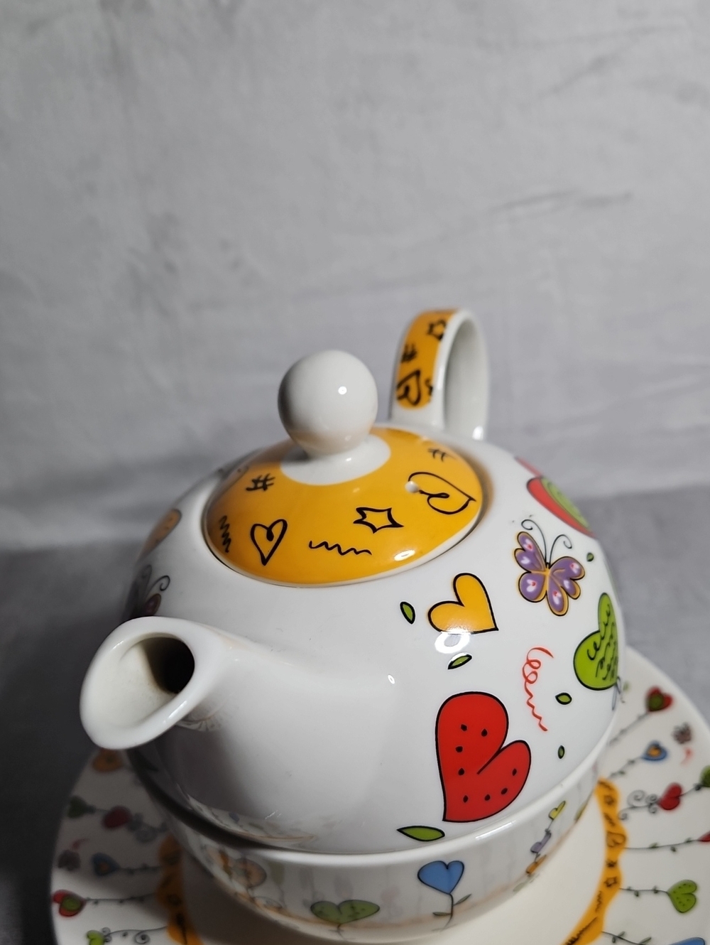 G. Wurm Tea for One porcelain set featuring a vibrant heart & butterfly pattern - Picture 3 of 3